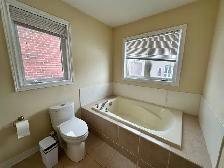 Master bedroom for rent in Richmond Hill - Photo 2