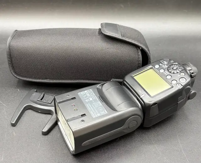 Canon Speedlite 600EX-RT Camera Flash with Case & Stand/Mount