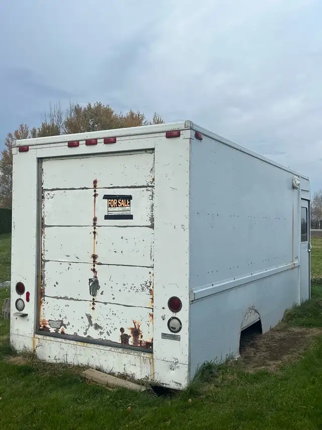 Enclosed Trailer (17 1/2 x 7 1/2)