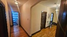 Grande chambre avec balcon à Côte-des-Neiges | Tout inclus | 500 - Photo 7