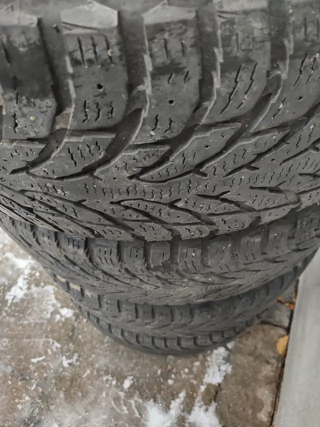 -4 pneus hiver Nokian Hakkapeliitta 235-60R18 bon état
