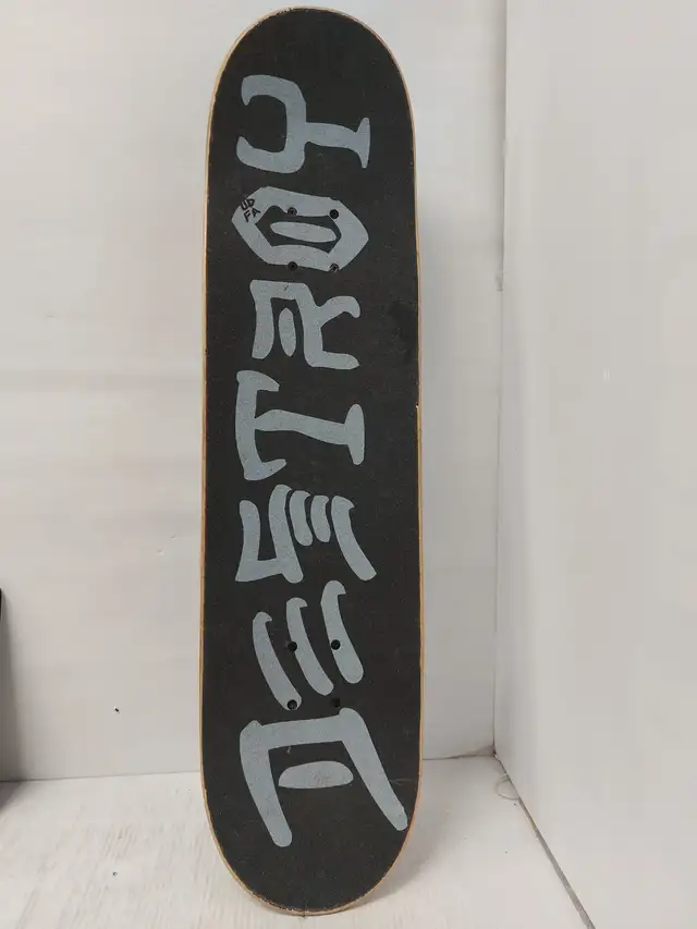 (N91304-1) Anti-hero skateboard