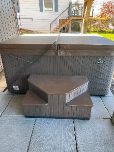 Hot tub  - beachcomber - 540. ( 5 ) man tub. newer motor and lid