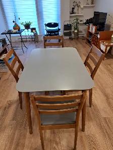 TABLE DE CUISINE AVEC QUATRE CHAISES. LG - Photo 2