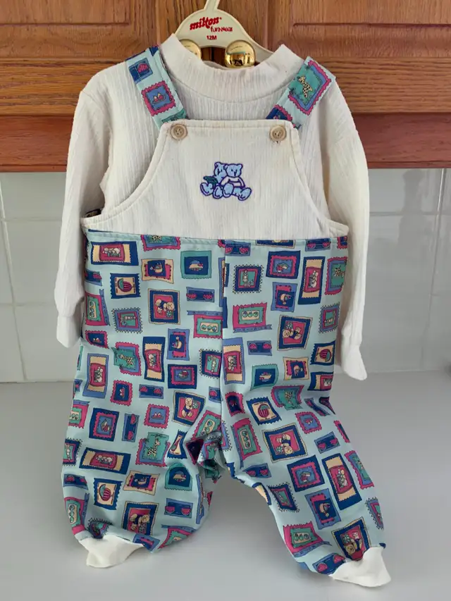 9ITEMS BÉBÉ:4 VÈTEMENTS,1CHAPEAU FILLETTE,3 COUVERTES: $5.00CHAQ