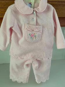 9ITEMS BÉBÉ:4 VÈTEMENTS,1CHAPEAU FILLETTE,3 COUVERTES: $5.00CHAQ - Photo 3