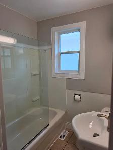 COZY 2-BEDROOM MAIN FLOOR SUITE WITH HEATED GARAGE – $2,100/MONT - Photo 6