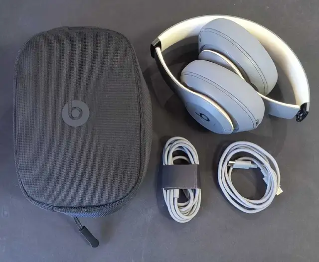 BEATS STUDIO PRO W/CASE AND CABLES