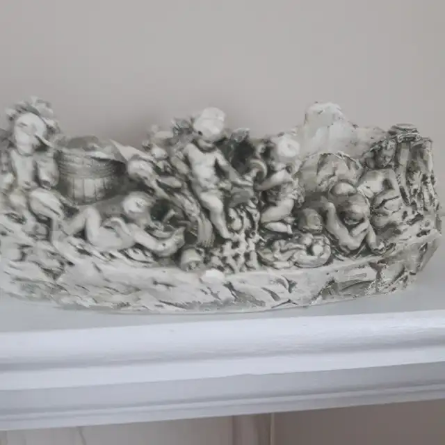BEAU VASE NEUF DES ANGES BLANC GRIS DE SF IMPORTS INC: $15.00